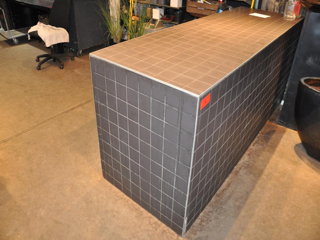 Dobře udržované vybavení obchodu a exkluzivní dekorativní předměty z květinového butiku-1