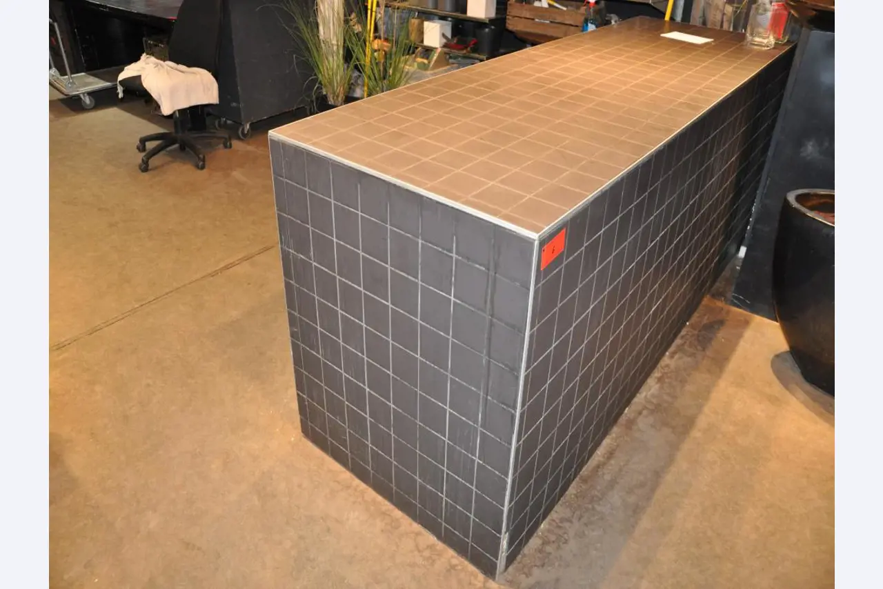 Dobře udržované vybavení obchodu a exkluzivní dekorativní předměty z květinového butiku-1