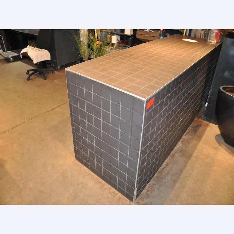 Dobře udržované vybavení obchodu a exkluzivní dekorativní předměty z květinového butiku-1