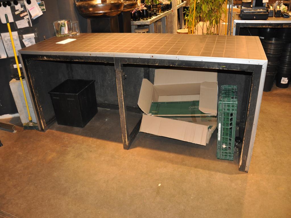 Dobře udržované vybavení obchodu a exkluzivní dekorativní předměty z květinového butiku-2