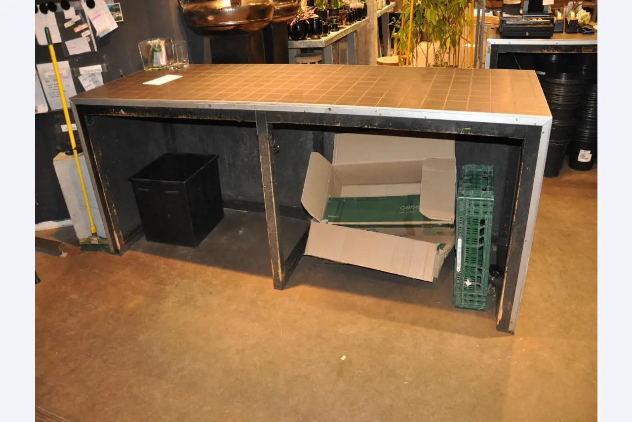 Dobře udržované vybavení obchodu a exkluzivní dekorativní předměty z květinového butiku-2