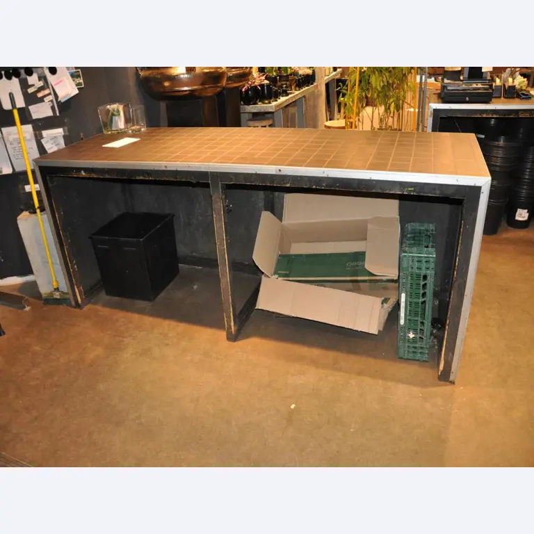 Dobře udržované vybavení obchodu a exkluzivní dekorativní předměty z květinového butiku-2