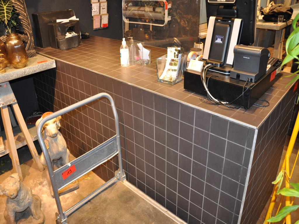 Dobře udržované vybavení obchodu a exkluzivní dekorativní předměty z květinového butiku-1