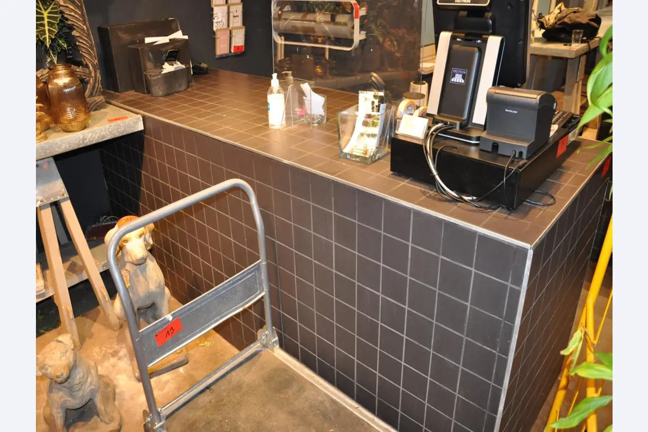 Gepflegte Ladeneinrichtung sowie exklusive Dekorationsartikel einer Blumenboutique-1