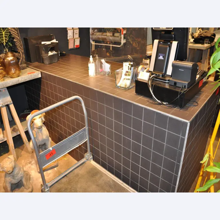 Gepflegte Ladeneinrichtung sowie exklusive Dekorationsartikel einer Blumenboutique-1