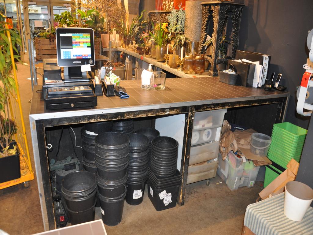 Dobře udržované vybavení obchodu a exkluzivní dekorativní předměty z květinového butiku-2