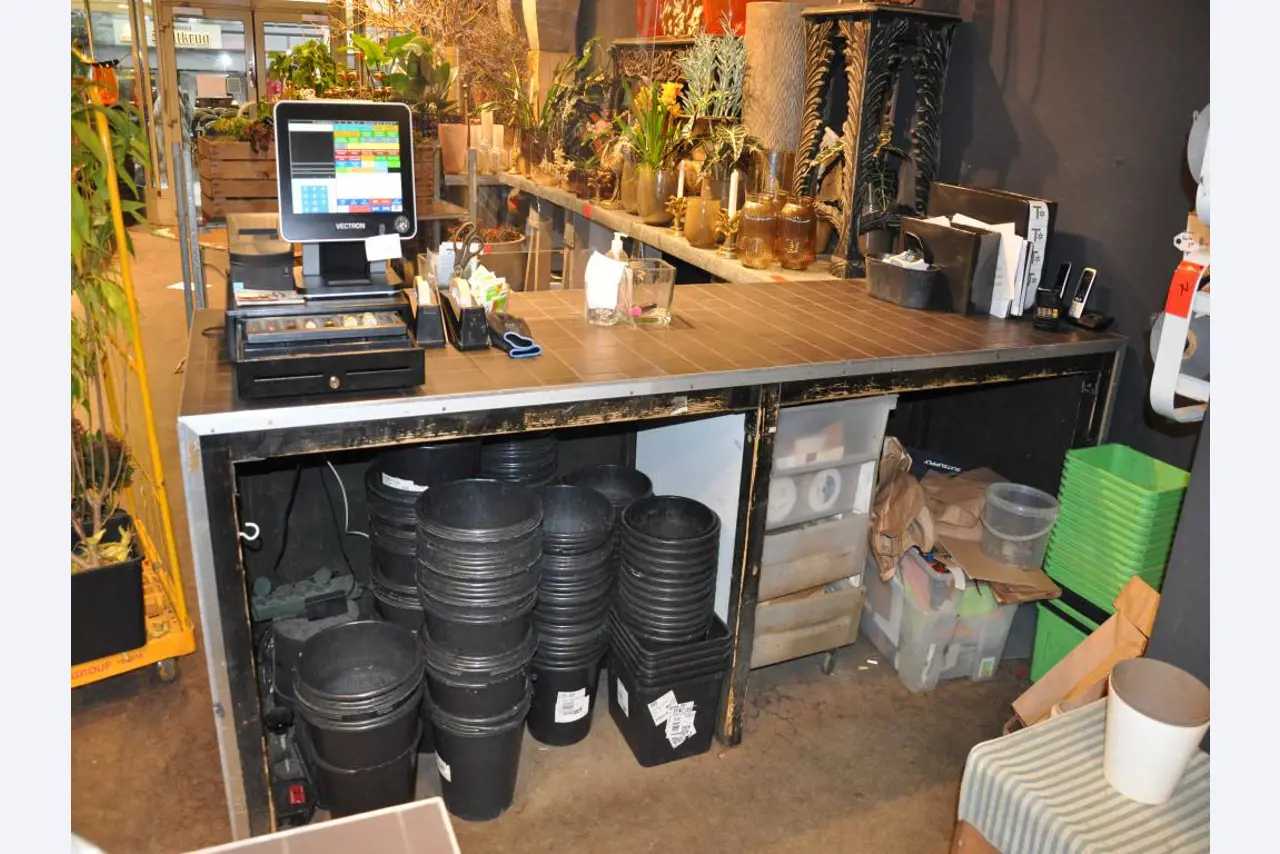 Gepflegte Ladeneinrichtung sowie exklusive Dekorationsartikel einer Blumenboutique-2