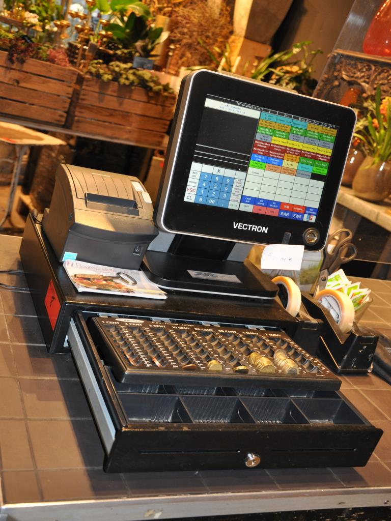 Dobře udržované vybavení obchodu a exkluzivní dekorativní předměty z květinového butiku-1