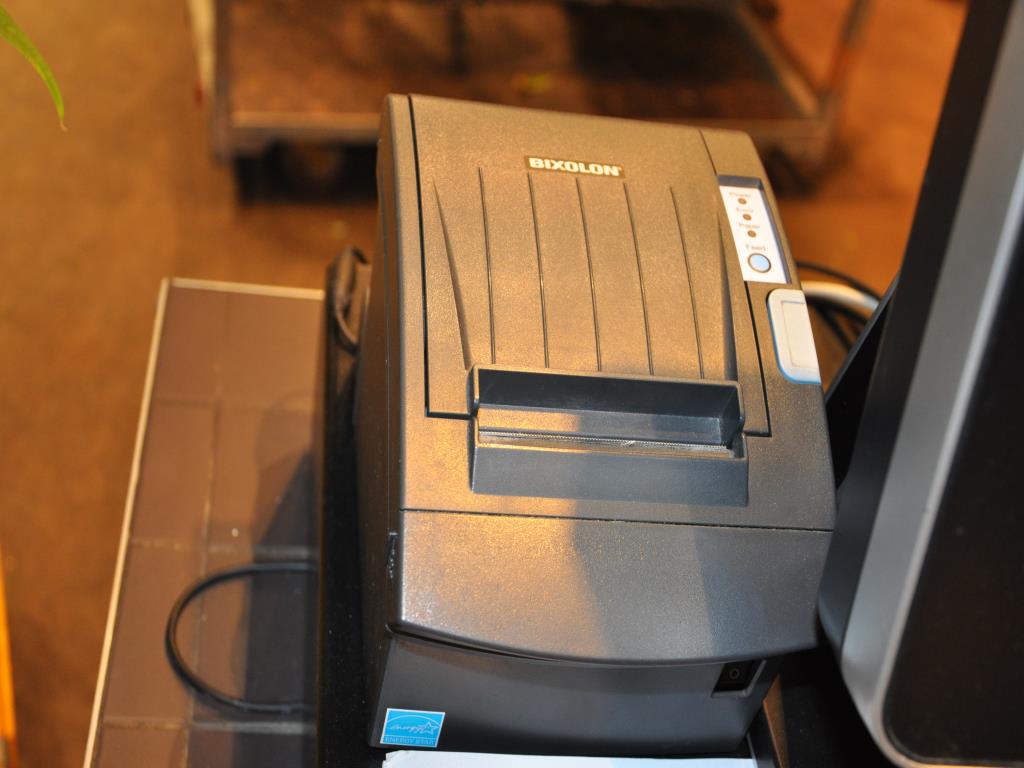 Dobře udržované vybavení obchodu a exkluzivní dekorativní předměty z květinového butiku-2