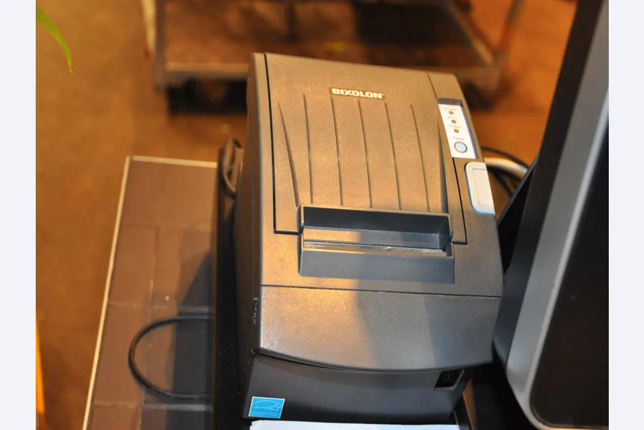 Dobře udržované vybavení obchodu a exkluzivní dekorativní předměty z květinového butiku-2