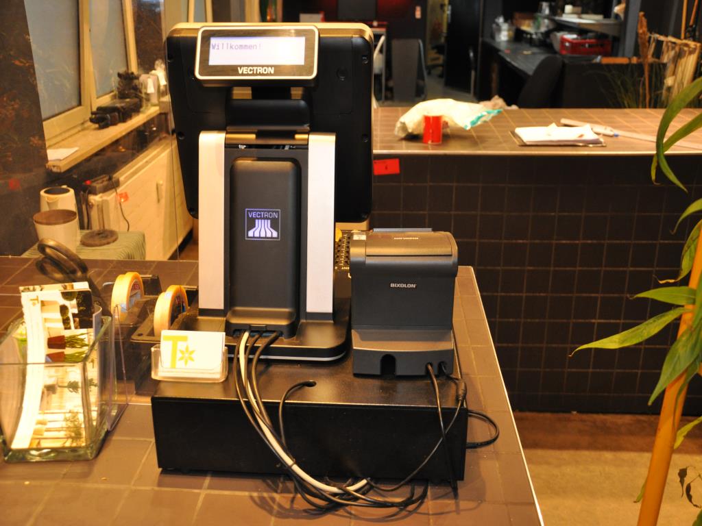 Dobře udržované vybavení obchodu a exkluzivní dekorativní předměty z květinového butiku-3