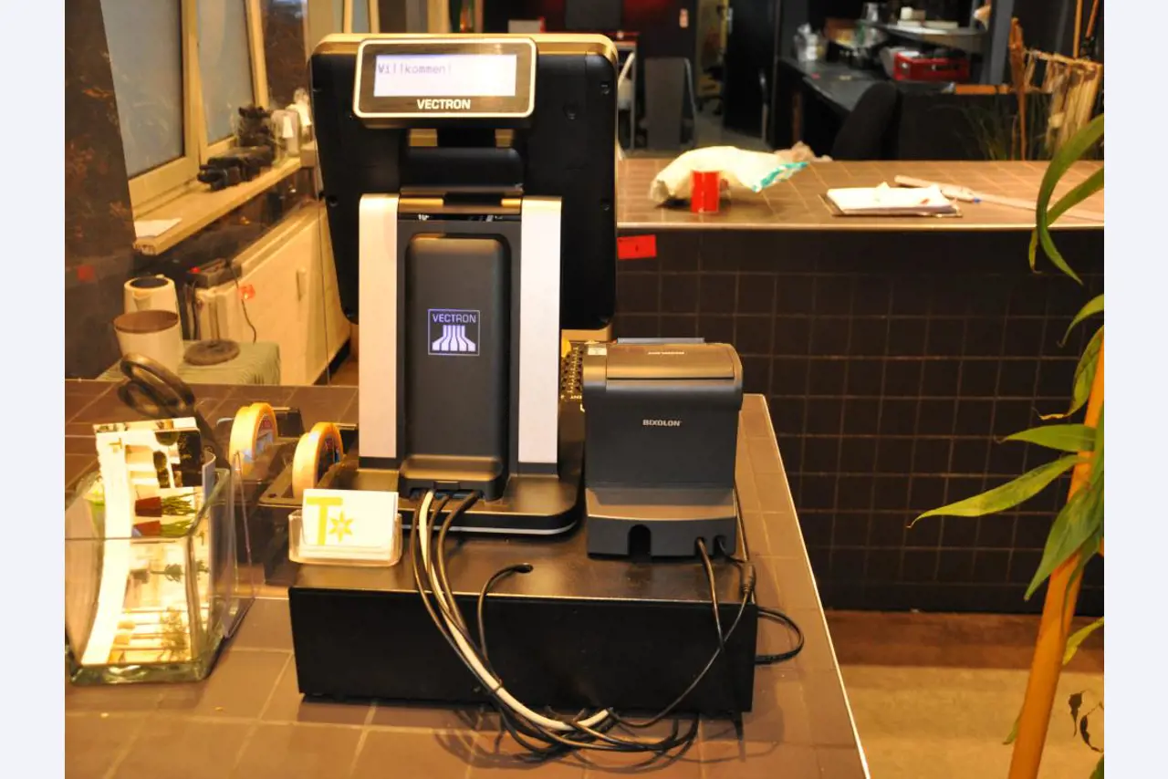 Dobře udržované vybavení obchodu a exkluzivní dekorativní předměty z květinového butiku-3