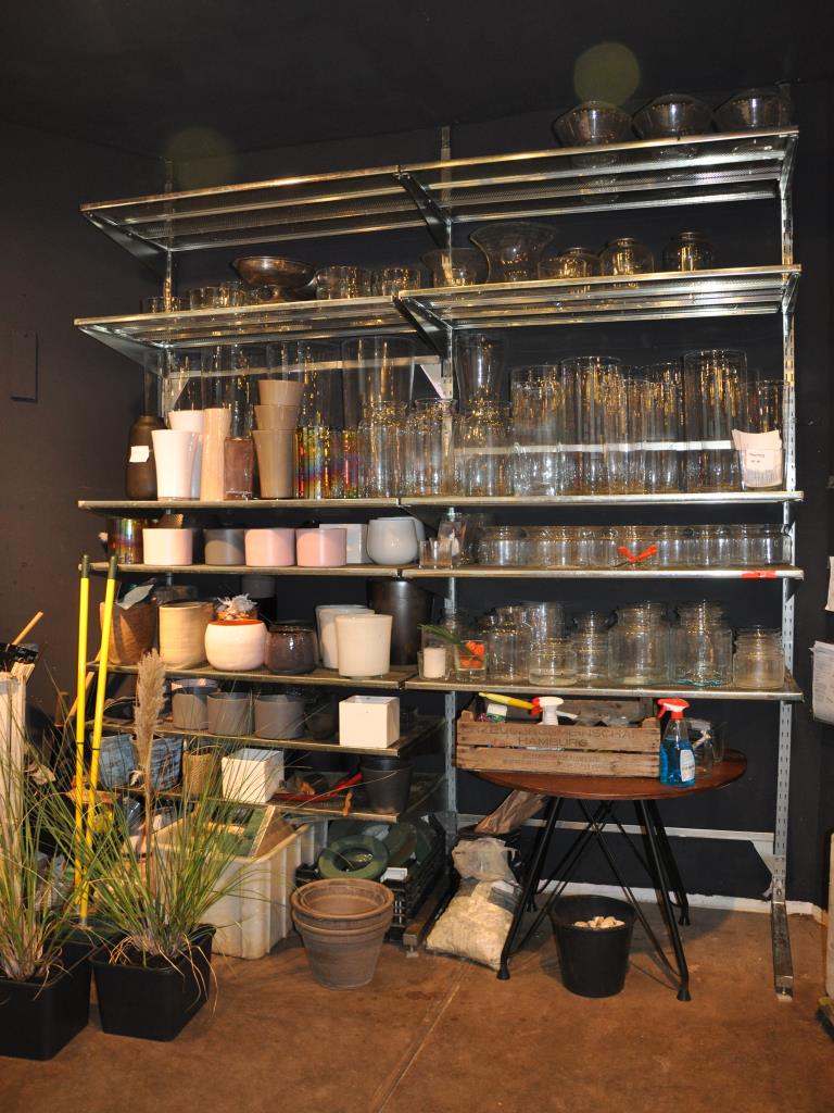 Dobře udržované vybavení obchodu a exkluzivní dekorativní předměty z květinového butiku-1