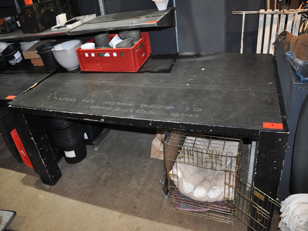 Dobře udržované vybavení obchodu a exkluzivní dekorativní předměty z květinového butiku-2