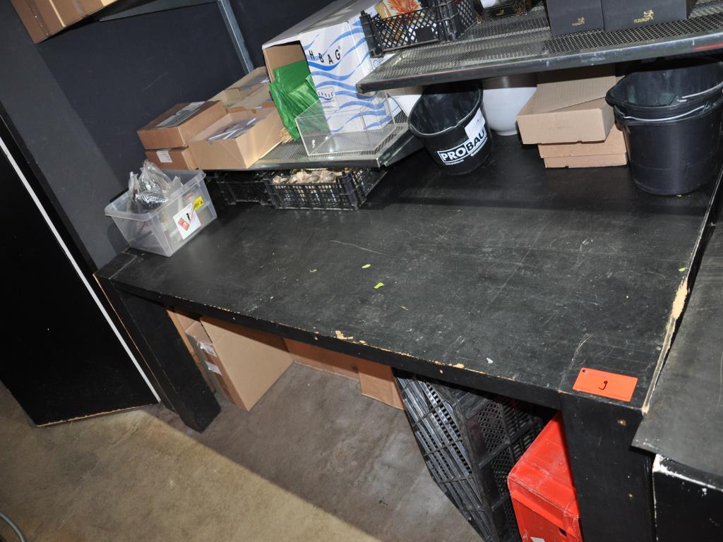 Dobře udržované vybavení obchodu a exkluzivní dekorativní předměty z květinového butiku-3