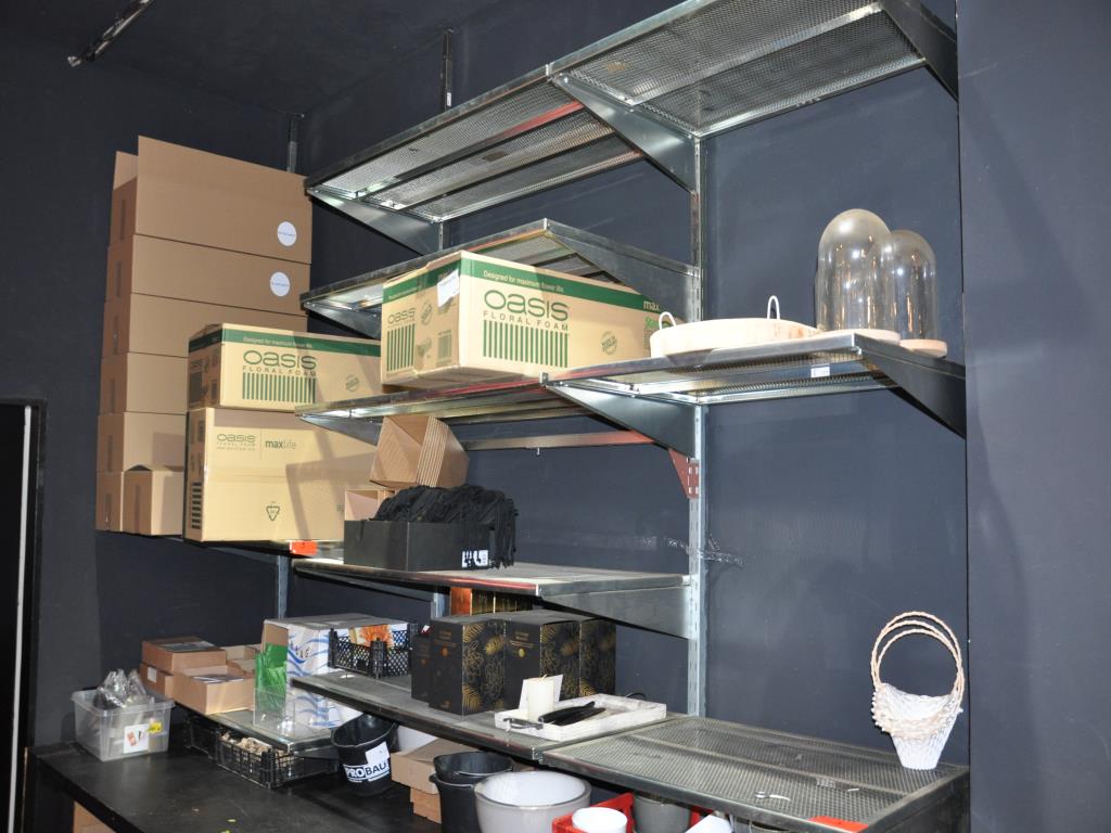 Dobře udržované vybavení obchodu a exkluzivní dekorativní předměty z květinového butiku-4