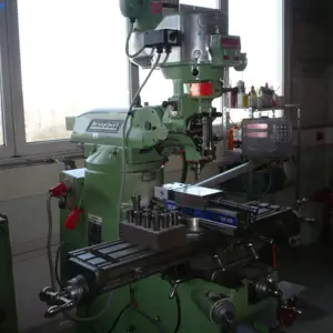 Universal-Werkzeugfräs-/Bohrmaschine Bridgeport