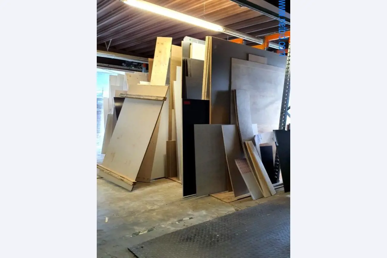 Maschinen und Warenbestände eines Holz- und Baufachmarktes-1