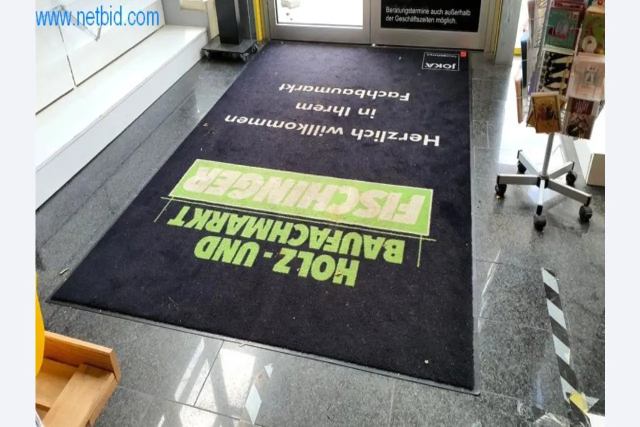 Machines et stocks de marchandises d'un magasin spécialisé dans le bois et la construction-1