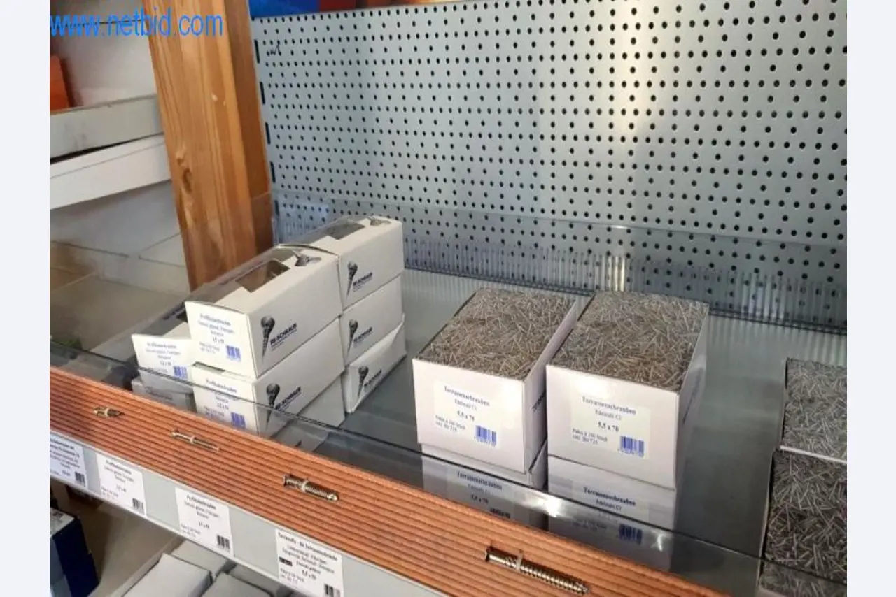 Máquinas e inventários de um comerciante de madeira e de construção-4