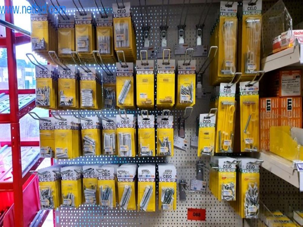 Machines et stocks de marchandises d'un magasin spécialisé dans le bois et la construction-3