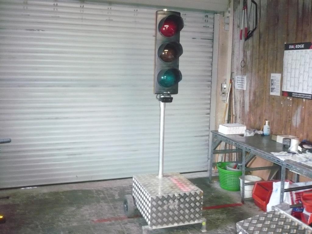 Ampeln für Einbahnwechselverkehr und Fallgewichtsprüfgeräte -1