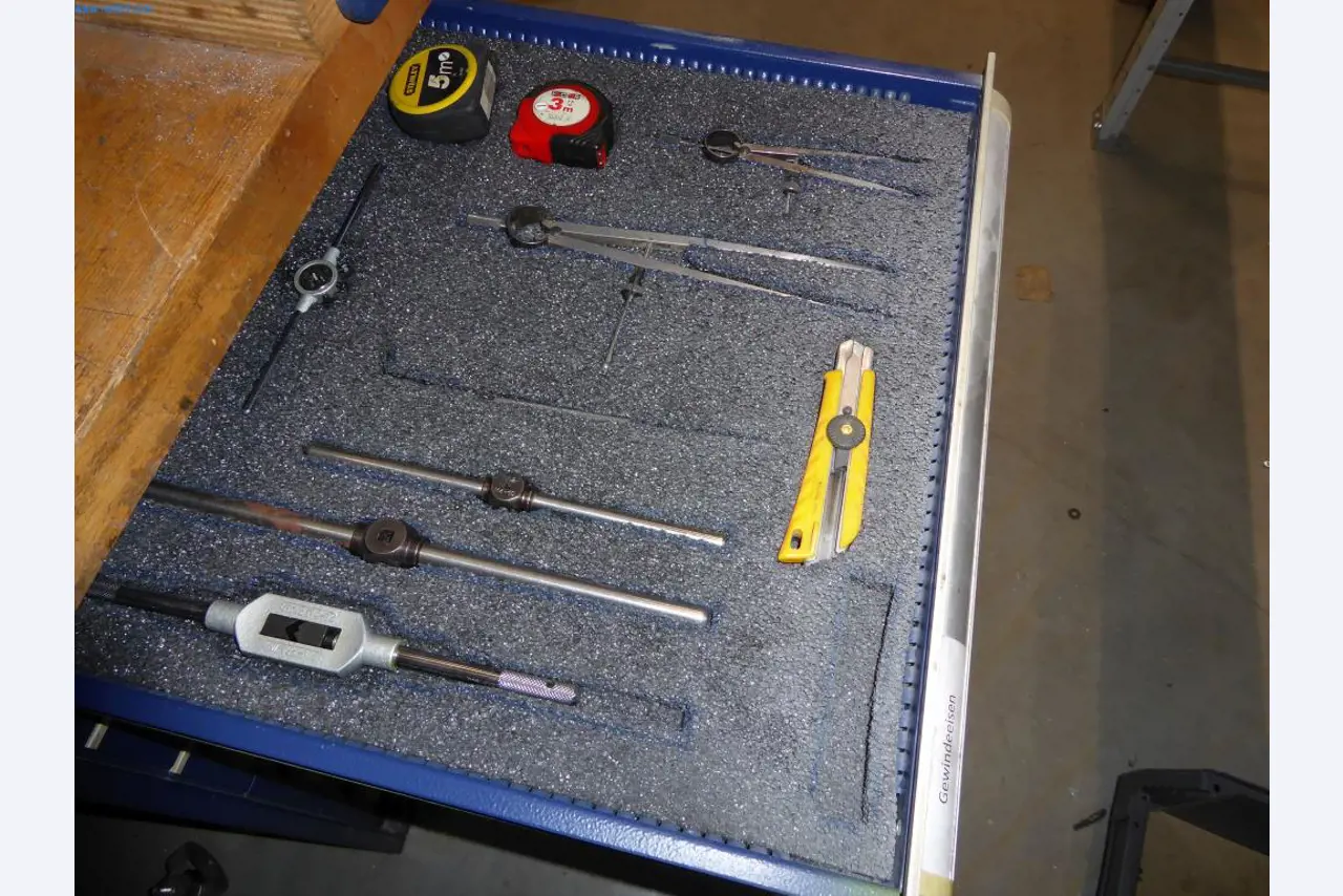 Stroje a zařízení pro obrábění kovů a zdravotnickou techniku-9