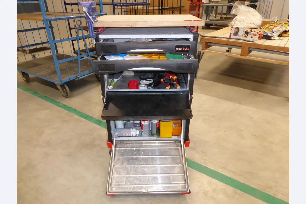 Maschinen u. Betriebsausstattung aus der Metallbearbeitung u. Medizintechnik -8