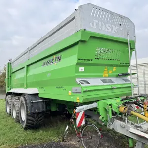 junger JOSKIN Streuanhänger sowie ein Paket neuwertige landwirtschaftliche Anbaugeräte aus einer Versicherungsregulierung