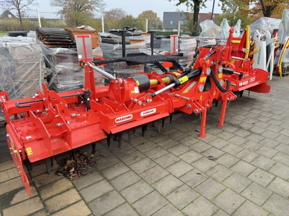 young JOSKIN spreader trailer and a package of new agricultural implements from an insurance settlement-3