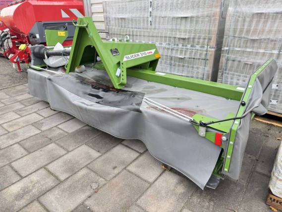 young JOSKIN spreader trailer and a package of new agricultural implements from an insurance settlement-5