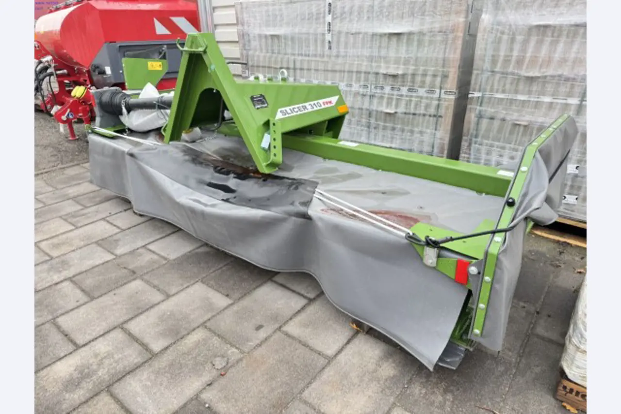 young JOSKIN spreader trailer and a package of new agricultural implements from an insurance settlement-5