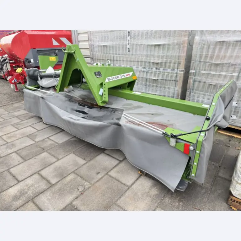 young JOSKIN spreader trailer and a package of new agricultural implements from an insurance settlement-5