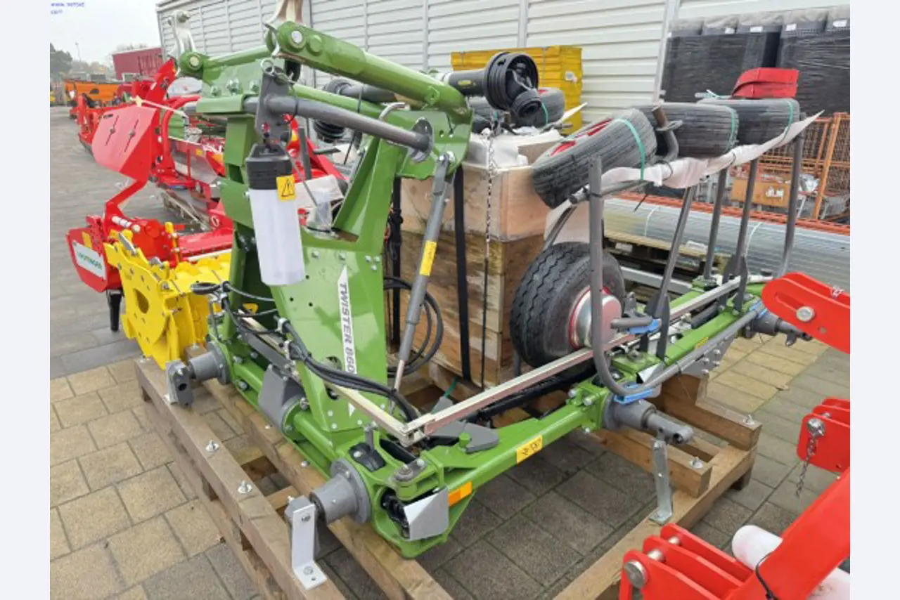 young JOSKIN spreader trailer and a package of new agricultural implements from an insurance settlement-6