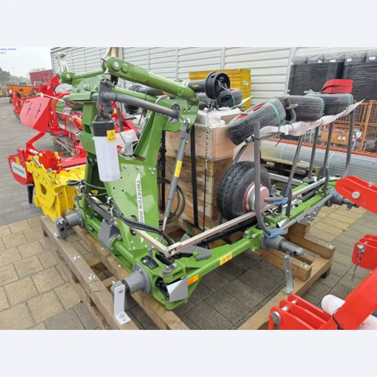 young JOSKIN spreader trailer and a package of new agricultural implements from an insurance settlement-6