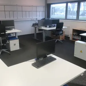 7 Schreibtische