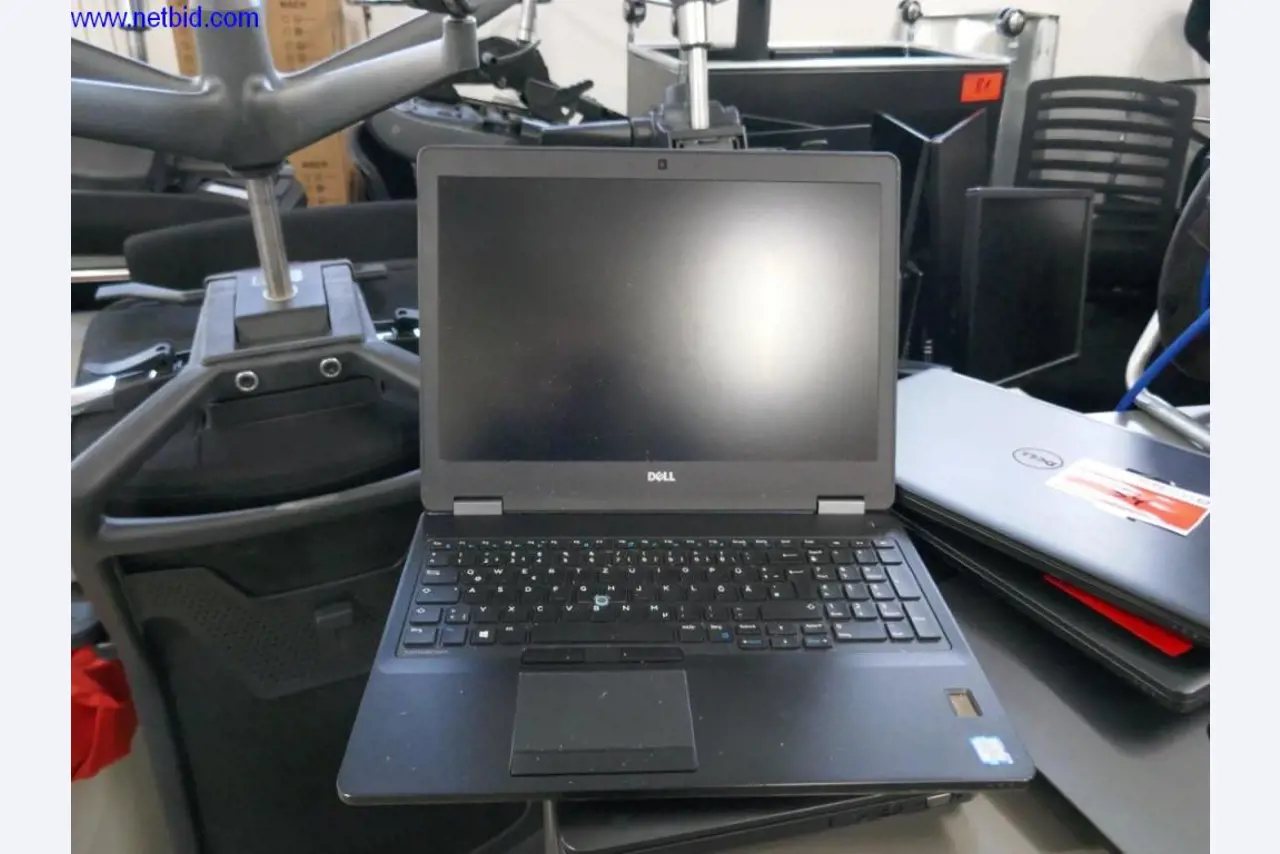 Liquidation partielle d'équipement de bureau et de matériel informatique de haute qualité-11