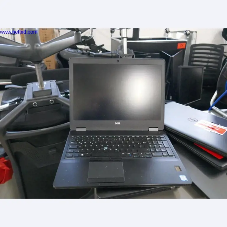 Liquidation partielle d'équipement de bureau et de matériel informatique de haute qualité-11