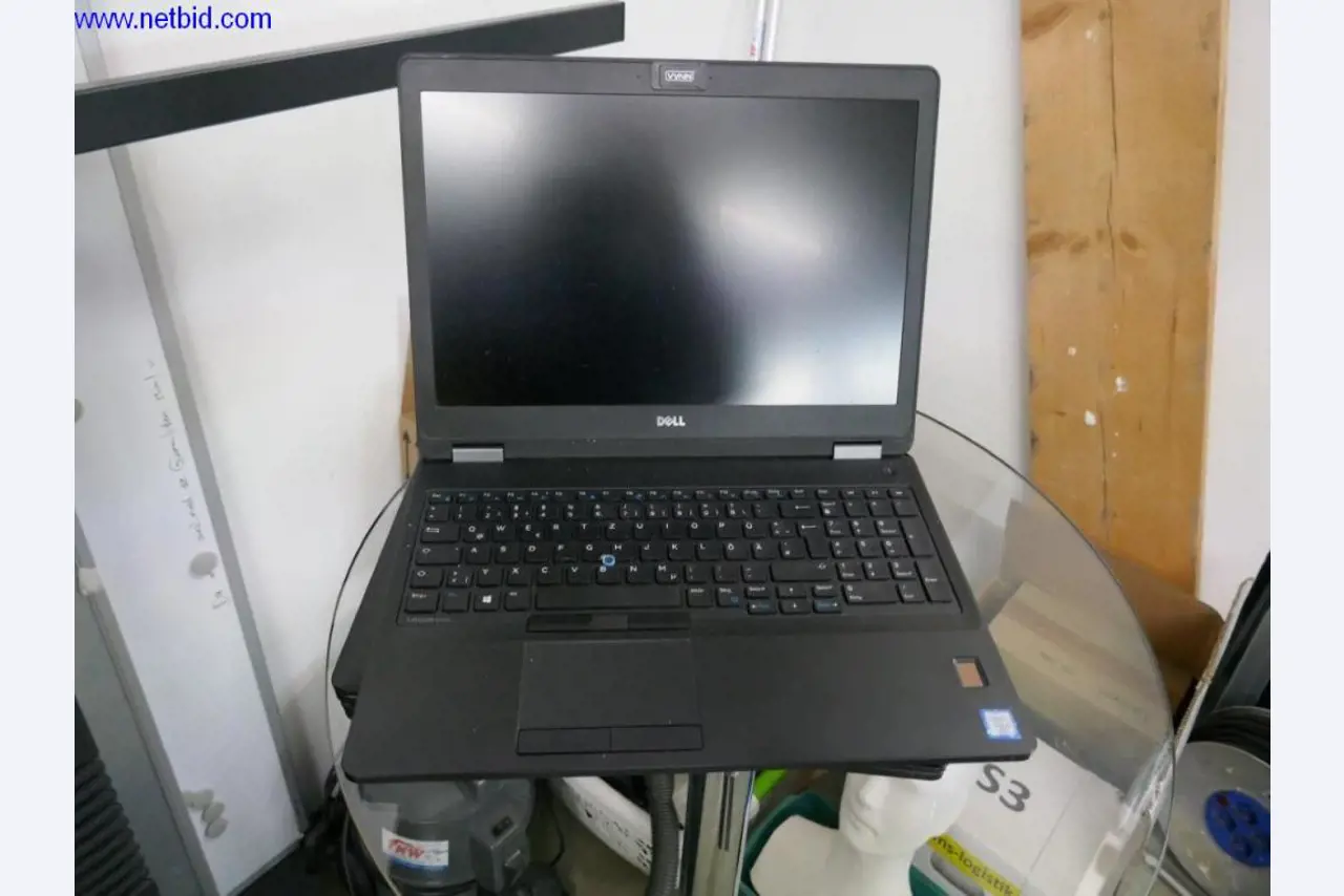 Liquidation partielle d'équipement de bureau et de matériel informatique de haute qualité-15