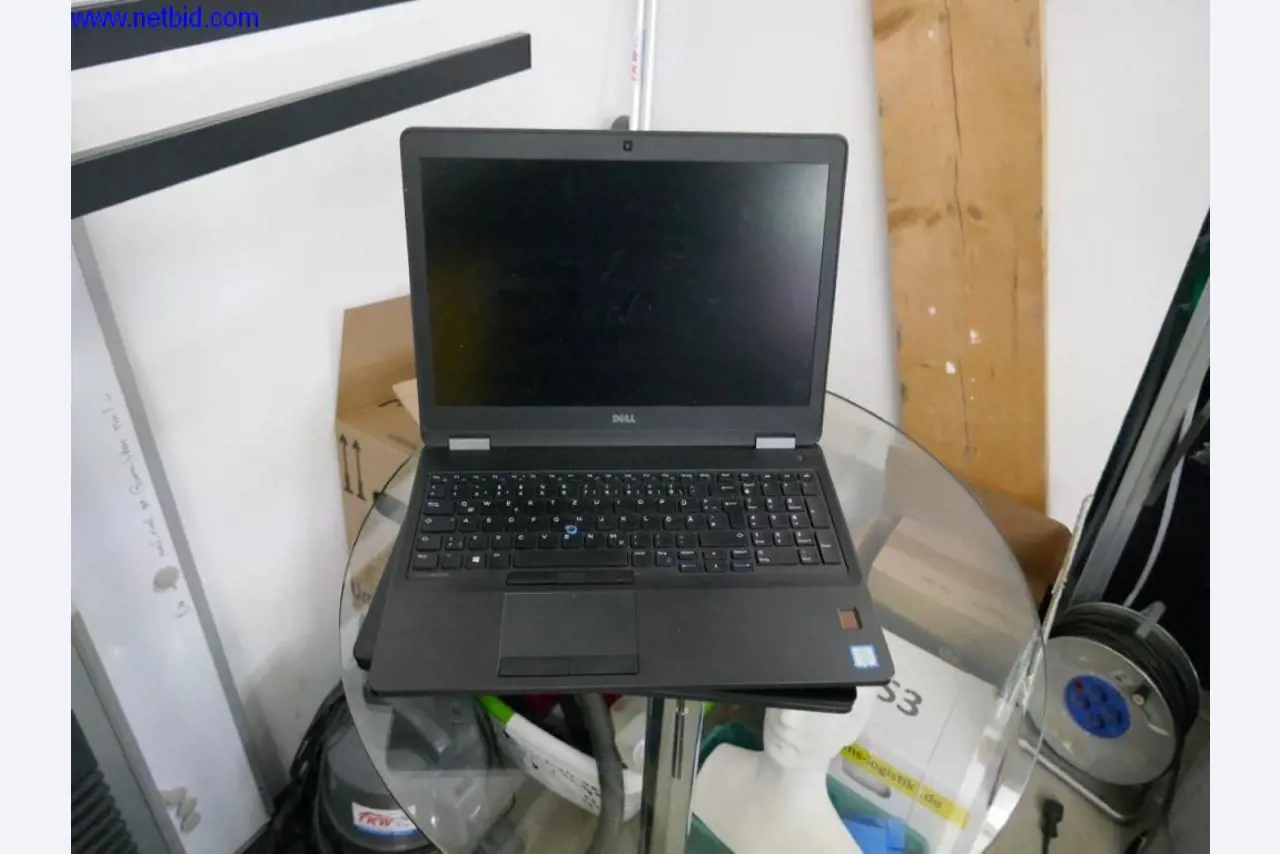 Liquidation partielle d'équipement de bureau et de matériel informatique de haute qualité-17