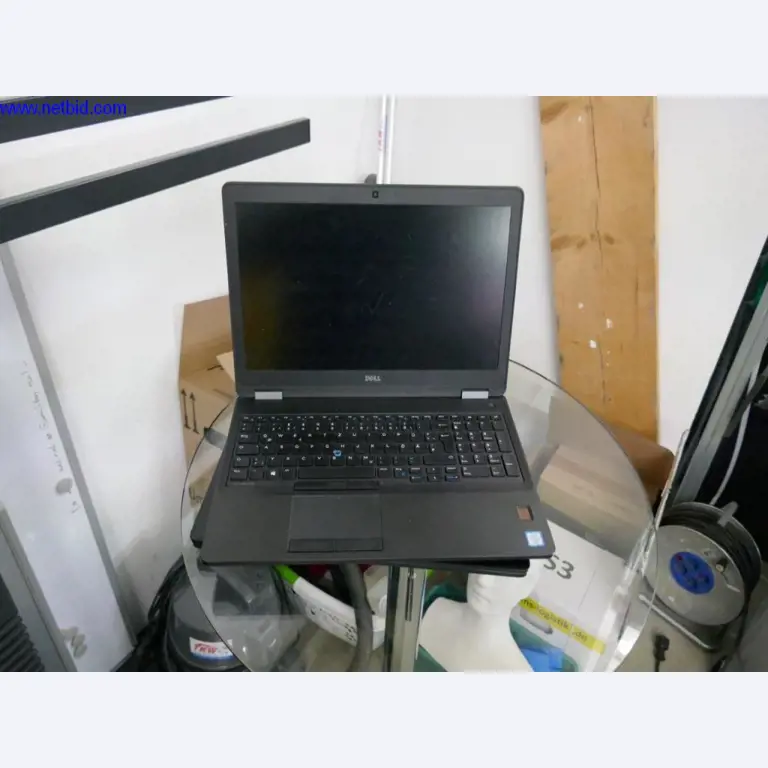 Liquidation partielle d'équipement de bureau et de matériel informatique de haute qualité-17