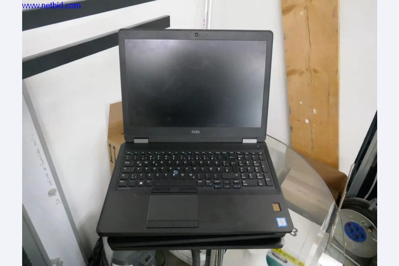 Liquidation partielle d'équipement de bureau et de matériel informatique de haute qualité-2