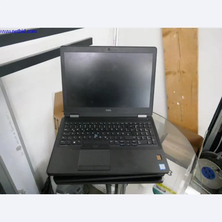 Liquidation partielle d'équipement de bureau et de matériel informatique de haute qualité-2