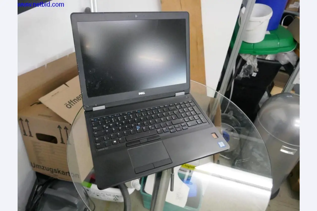 Liquidation partielle d'équipement de bureau et de matériel informatique de haute qualité-3