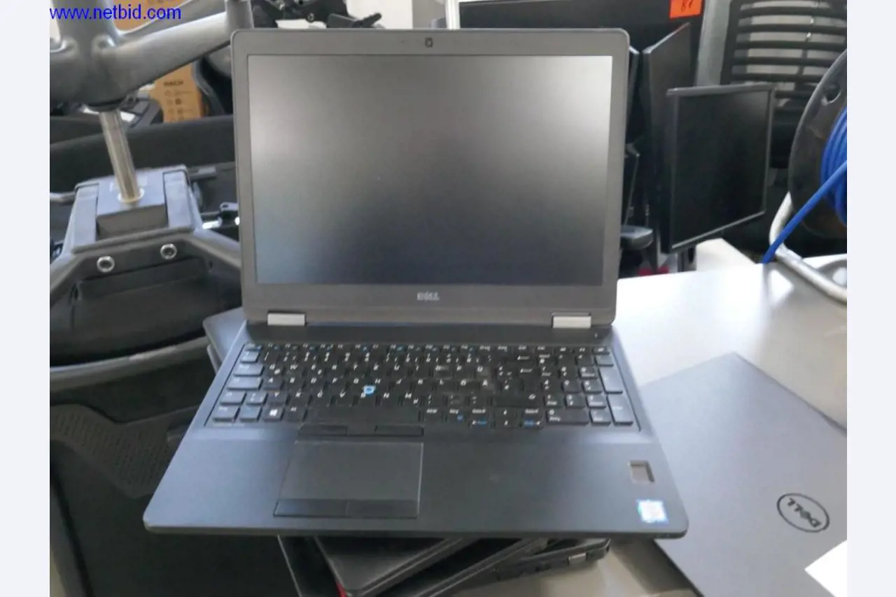 Liquidation partielle d'équipement de bureau et de matériel informatique de haute qualité-4