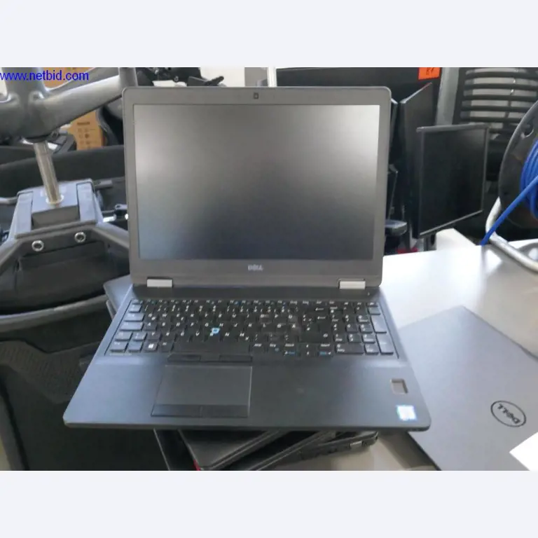 Liquidation partielle d'équipement de bureau et de matériel informatique de haute qualité-4