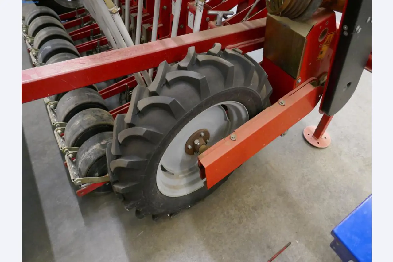 Máquinas e equipamentos técnicos do sector agroalimentar em bom estado de conservação-6