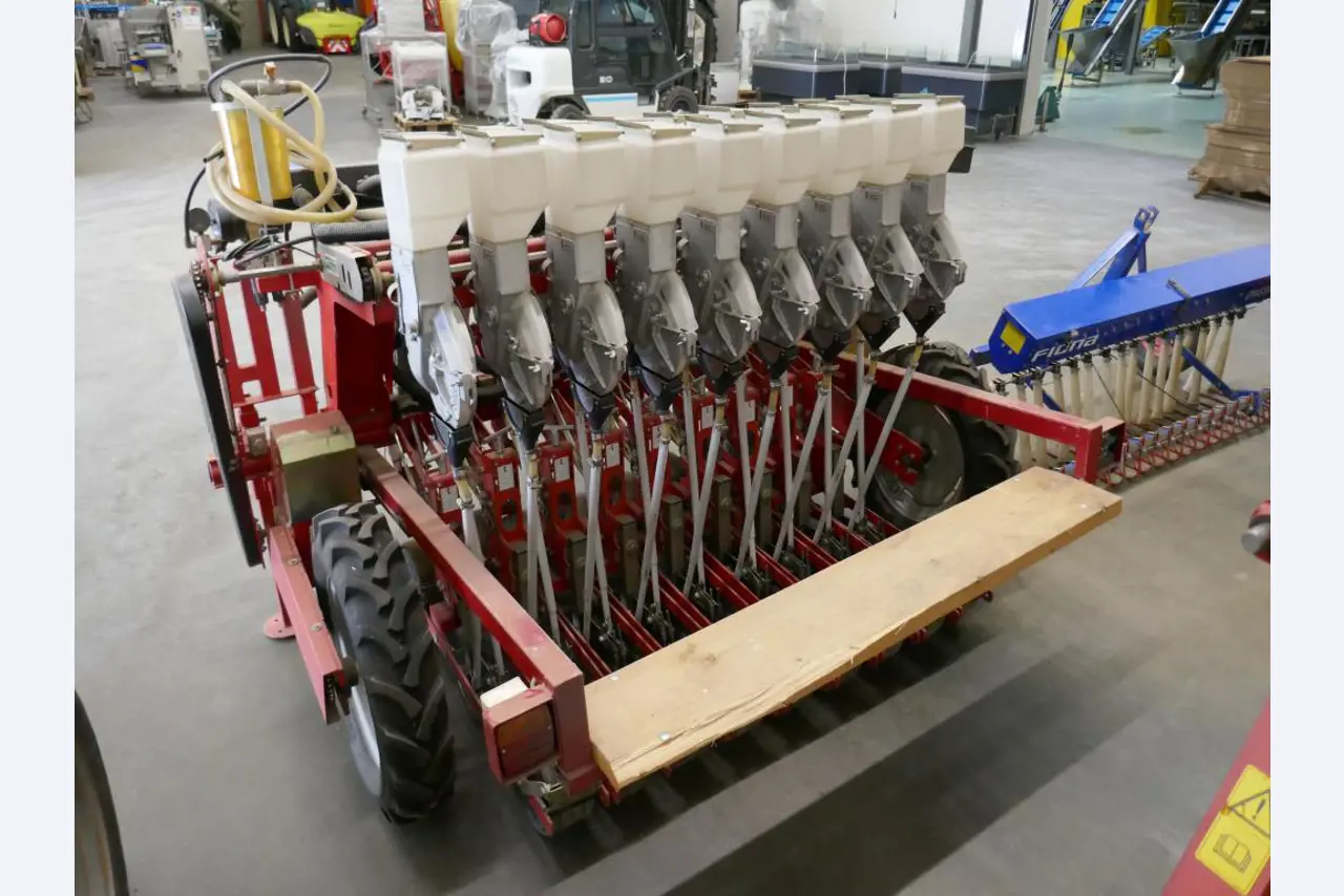 Máquinas e equipamentos técnicos do sector agroalimentar em bom estado de conservação-7