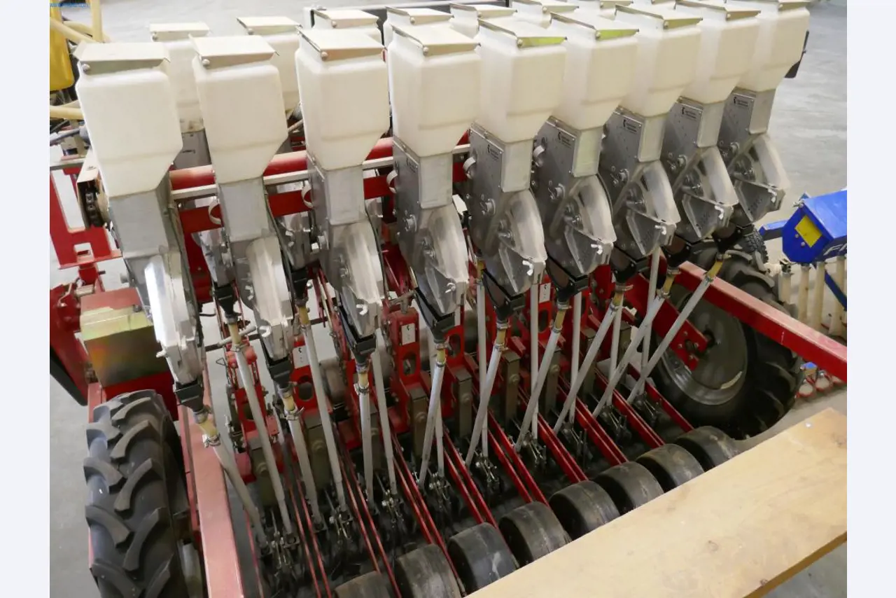 Máquinas e equipamentos técnicos do sector agroalimentar em bom estado de conservação-8