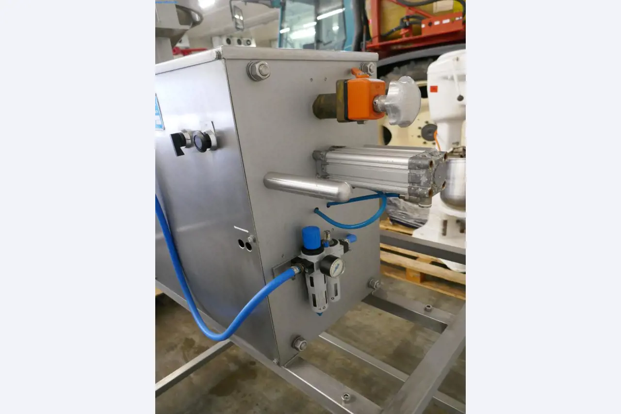 Máquinas y equipos técnicos del sector alimentario en buen estado de conservación-1